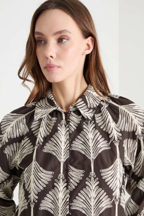 Vestido camisero de muselina bordada