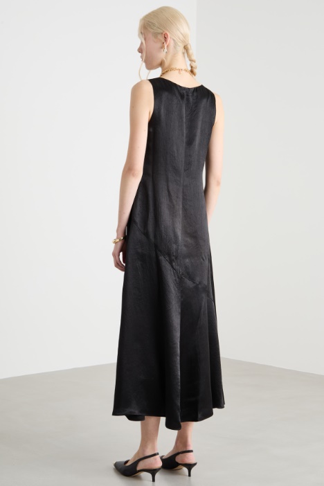 Abito fluido in raso