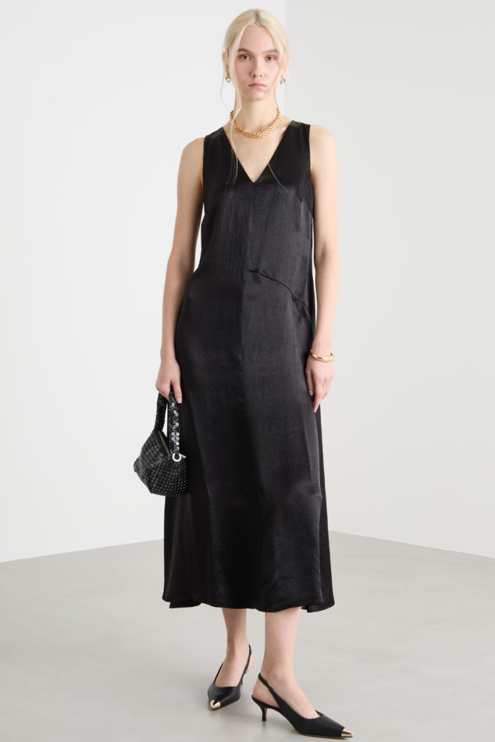 Flowing satin dress Intrend