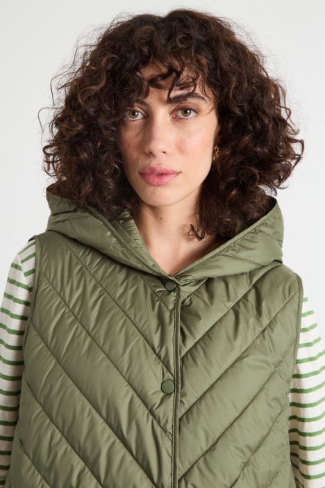 Gilet imbottito con cappuccio