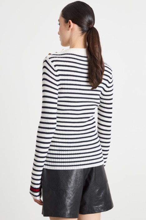 Maglia aderente con bottoni