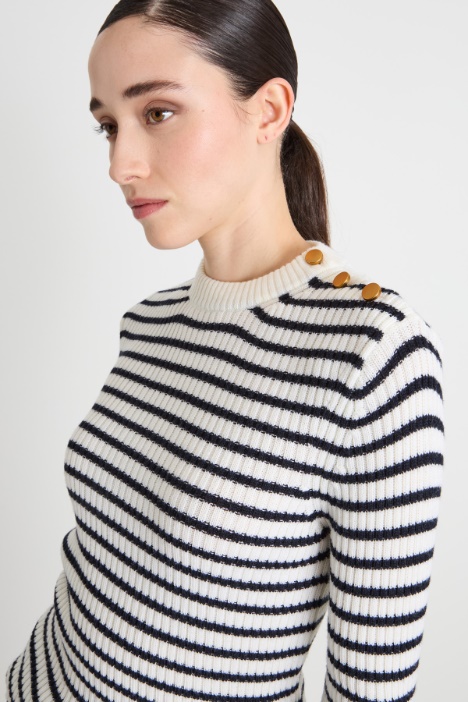 Maglia aderente con bottoni