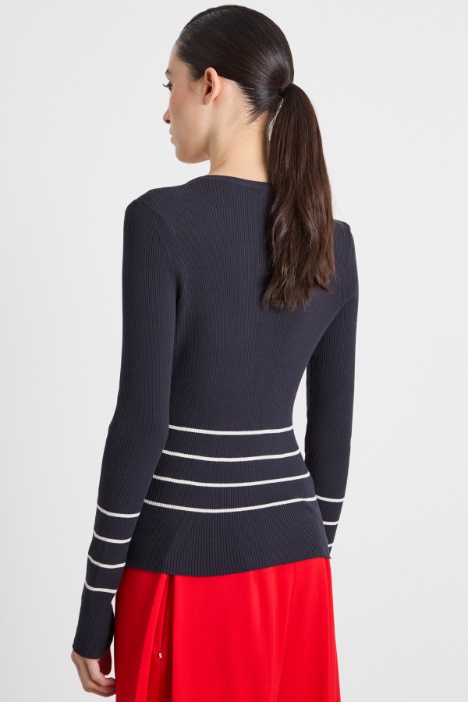 Maglia aderente con scollo a V