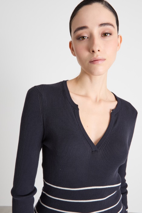 Maglia aderente con scollo a V