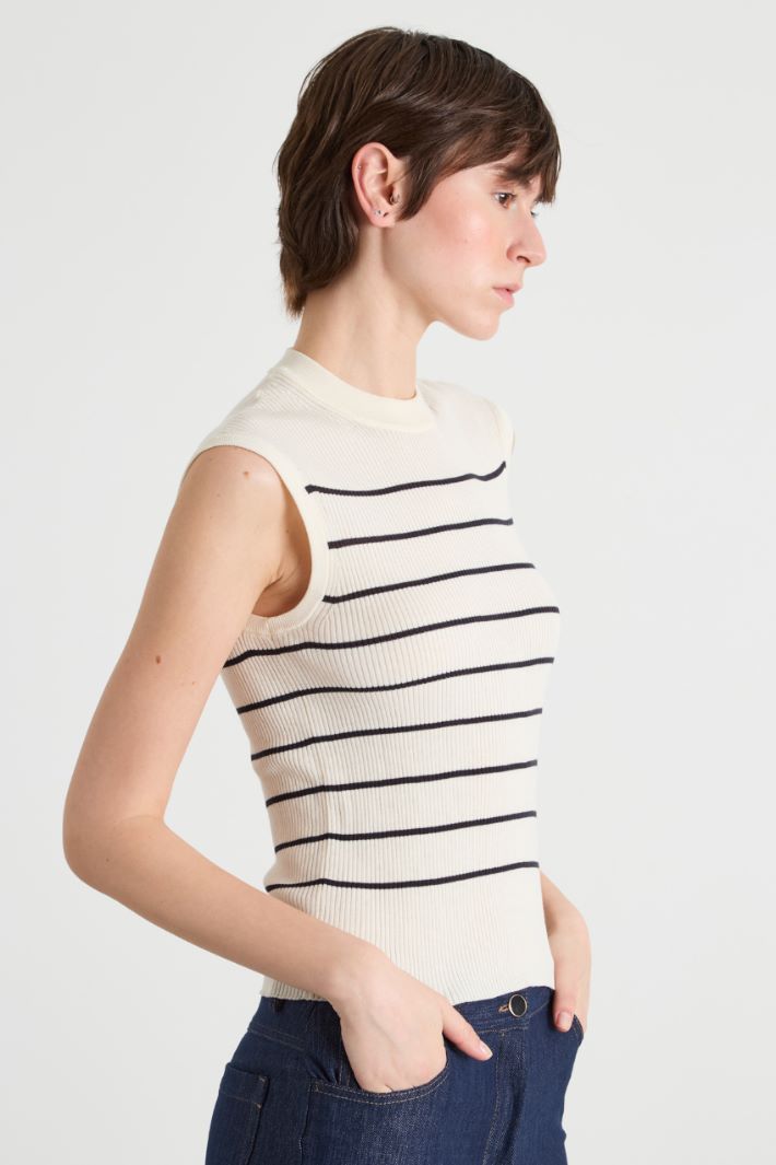 Fitted sleeveless crew-neck top Intrend - 2