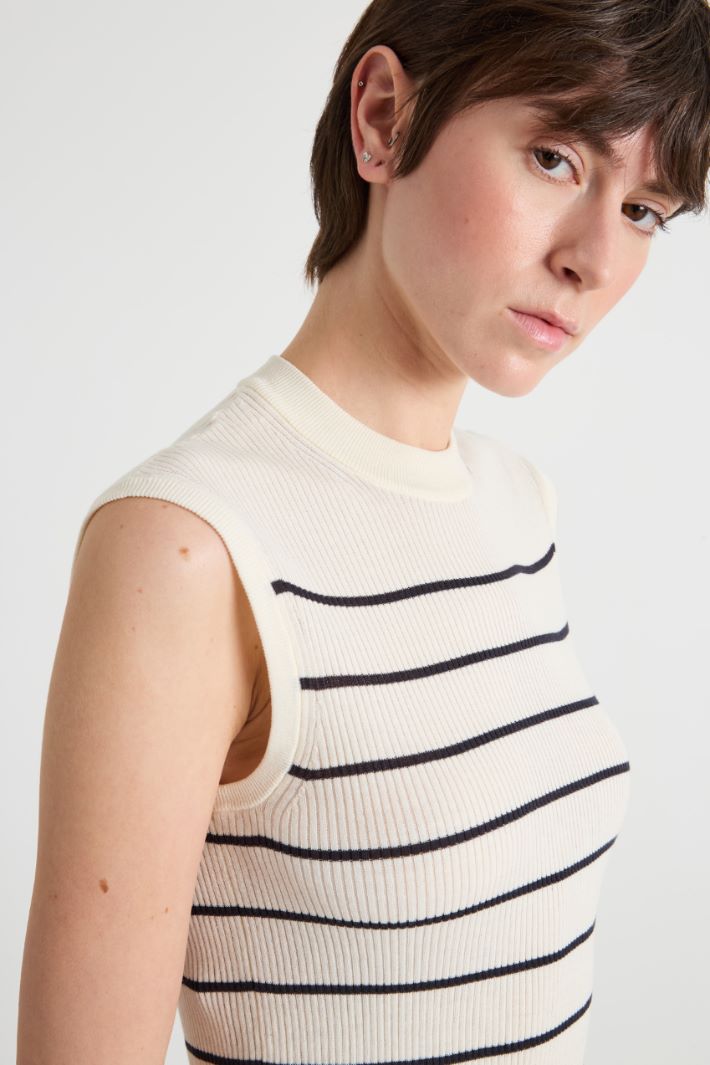 Fitted sleeveless crew-neck top Intrend - 3