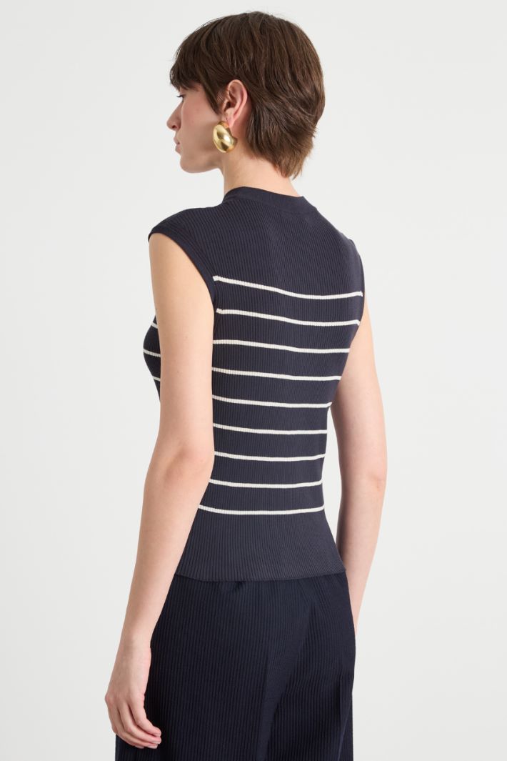 Fitted sleeveless crew-neck top Intrend - 4