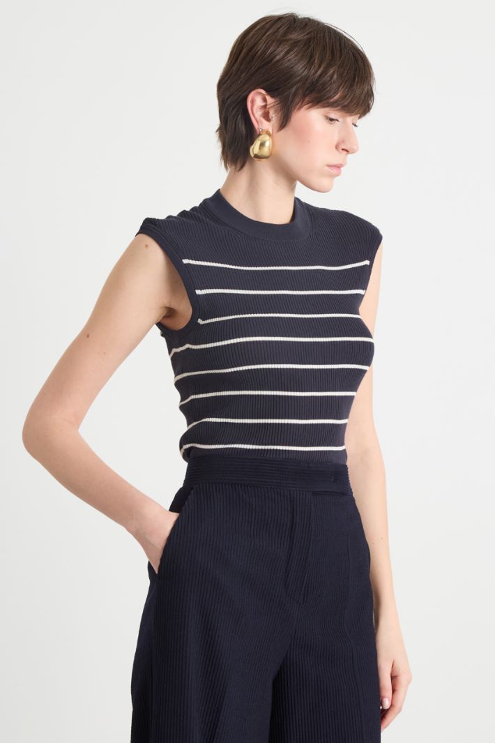 Fitted sleeveless crew-neck top Intrend - 2