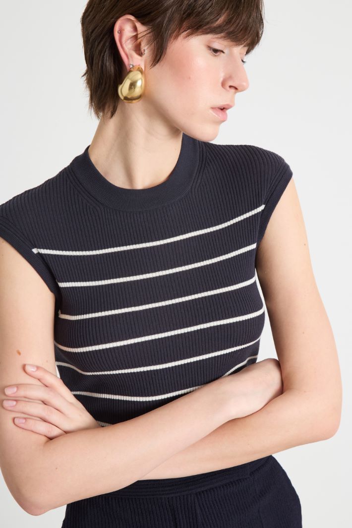 Fitted sleeveless crew-neck top Intrend - 3