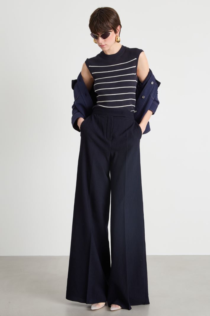 Fitted sleeveless crew-neck top Intrend