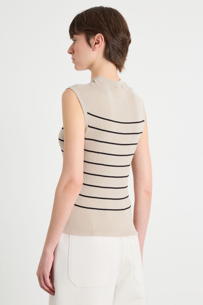 Fitted sleeveless crew-neck top Intrend - 4