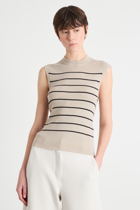 Fitted sleeveless crew-neck top Intrend