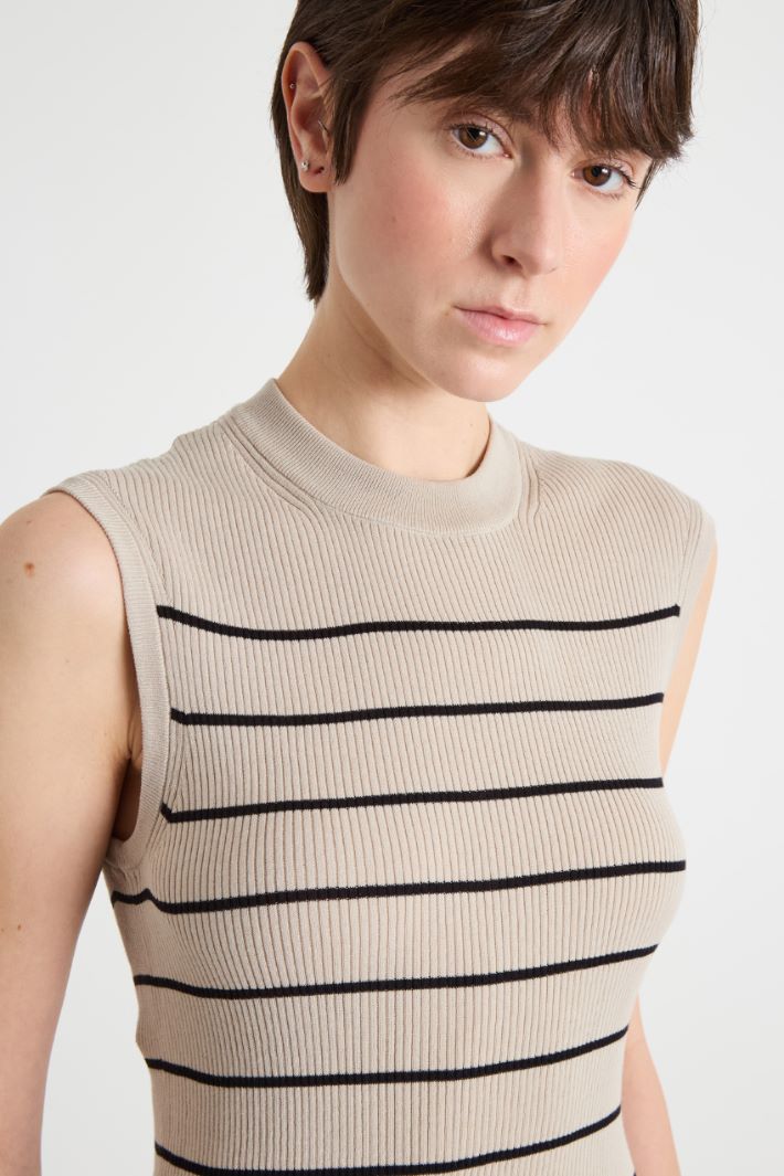 Fitted sleeveless crew-neck top Intrend - 3