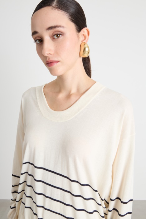 Maglia con ampio scollo