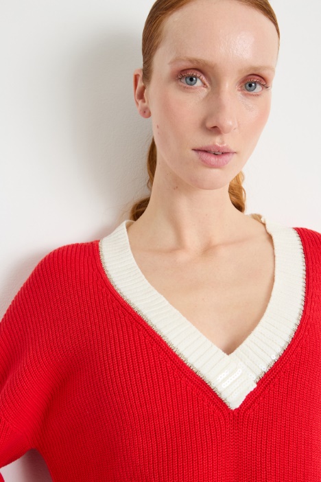 Maglia con scollo ricamato