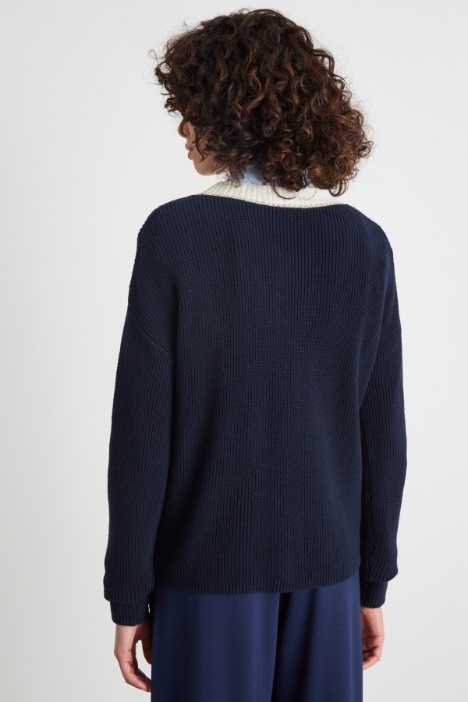 Maglia con scollo ricamato