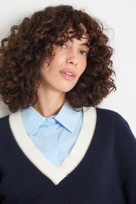 Maglia con scollo ricamato