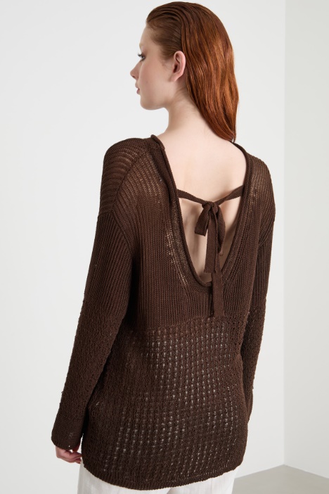 Maglia con ampia scollatura sulla schiena