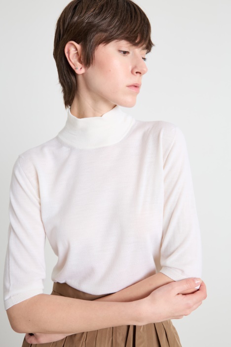 Maglia dolcevita con maniche tre quarti