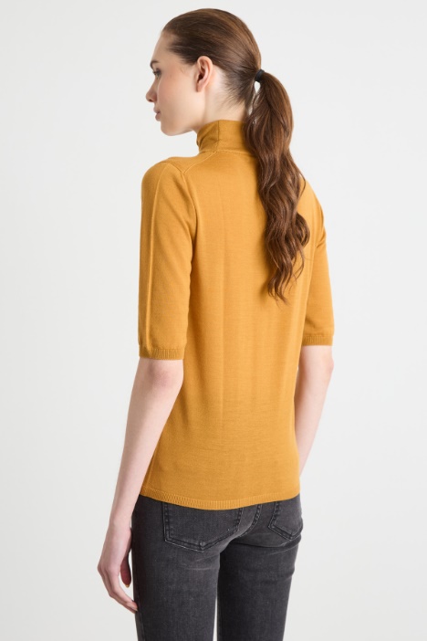 Maglia dolcevita con maniche tre quarti