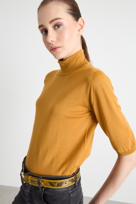 Maglia dolcevita con maniche tre quarti
