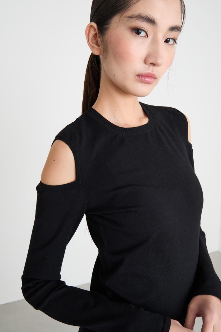 Cut-out shoulder jumper Intrend - 3