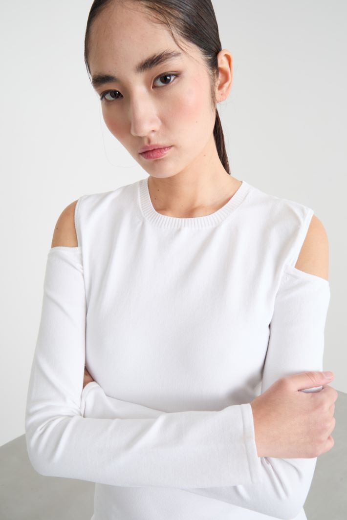Cut-out shoulder jumper Intrend - 3