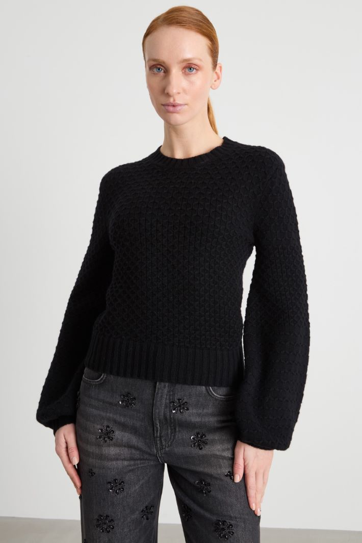 Voluminous-sleeve cropped jumper Intrend - 2