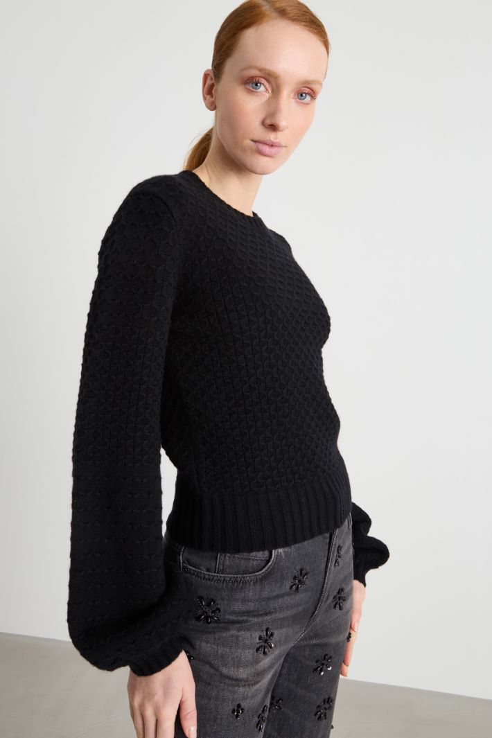 Voluminous-sleeve cropped jumper Intrend - 3