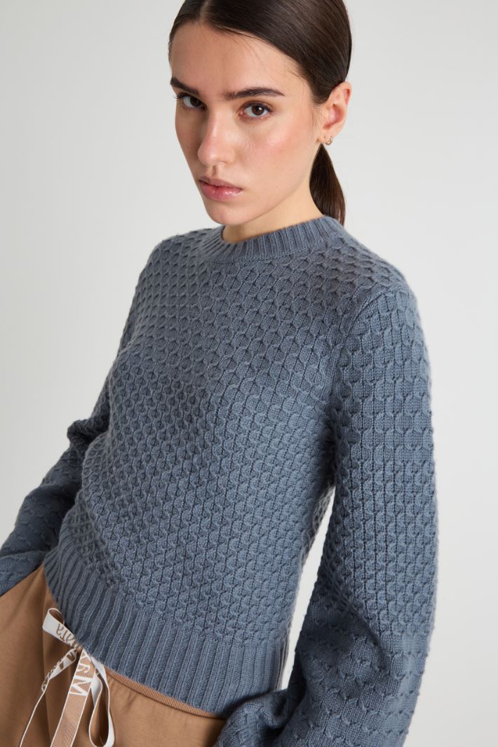 Voluminous-sleeve cropped jumper Intrend - 3