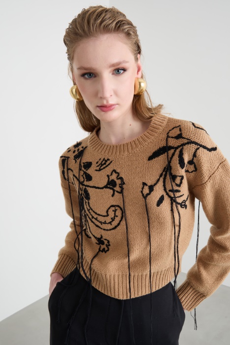 Maglia aderente con un ricamo in filo