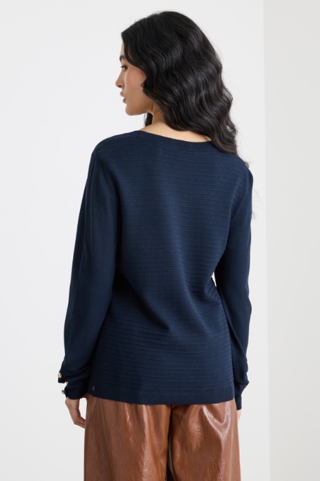 Maglia stretch con ampio scollo