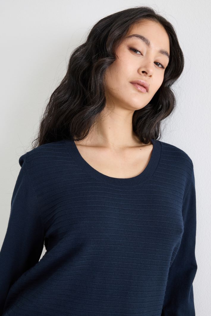 Scoop-neck stretch jumper Intrend - 3