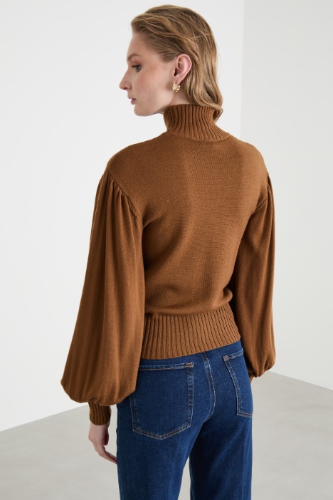 Maglia dolcevita con maniche ampie