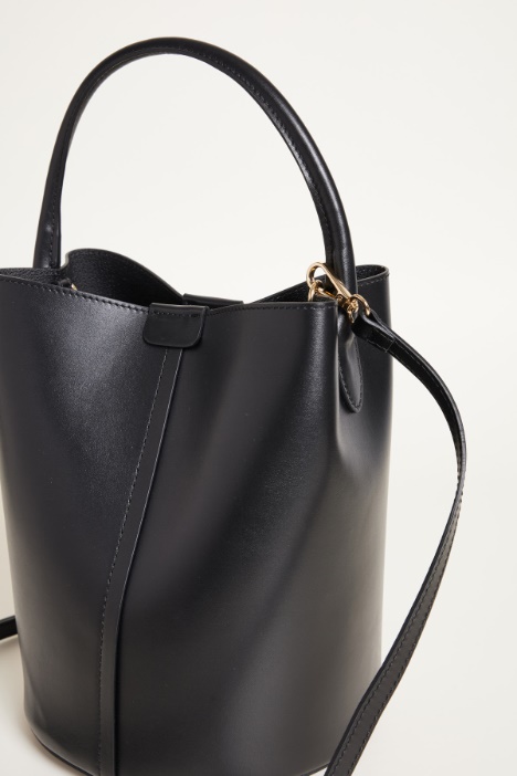 Borsa a secchiello in pelle liscia