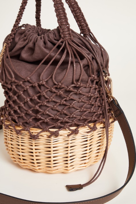 Borsa a secchiello in rete e rattan