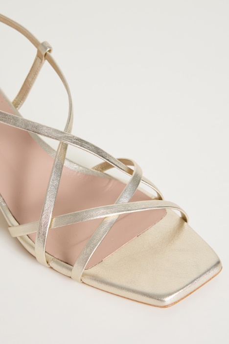 Sandalo con listini laminati