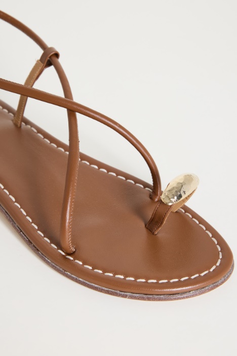 Sandali con fascia a dito