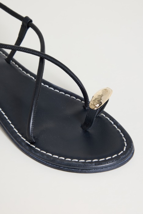 Sandali con fascia a dito