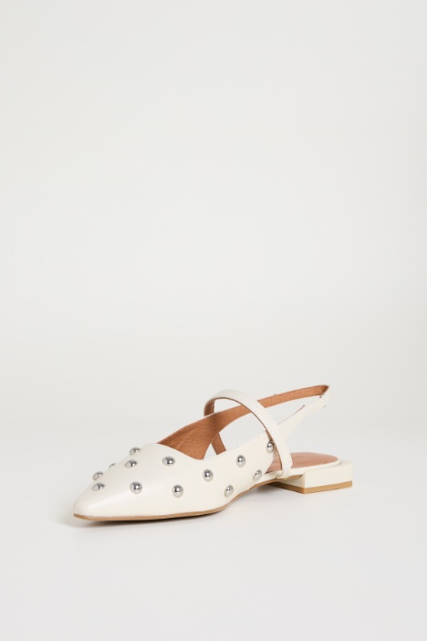 Slingback in pelle con borchie
