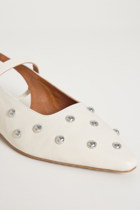 Slingback in pelle con borchie