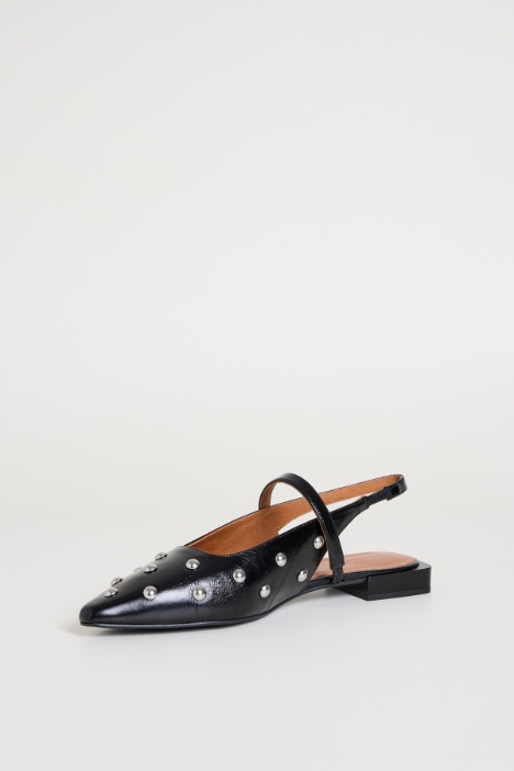 Slingback in pelle con borchie