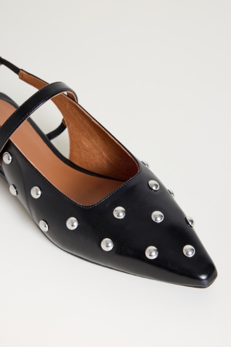 Slingback in pelle con borchie