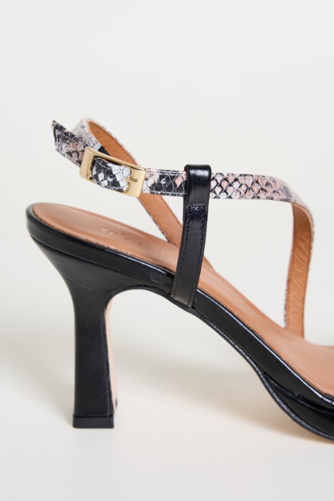 Sandali con inserti animalier