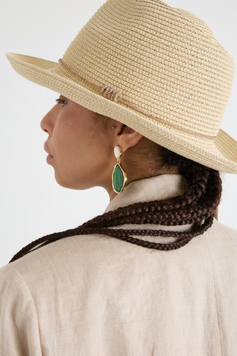 Sombrero con cinta a tono