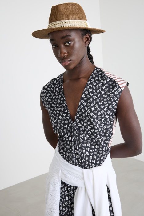 Cappello con borchie