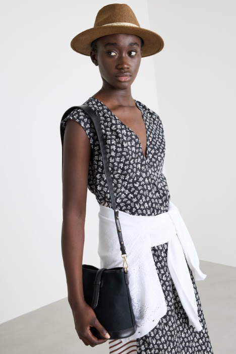 Cappello con borchie Intrend