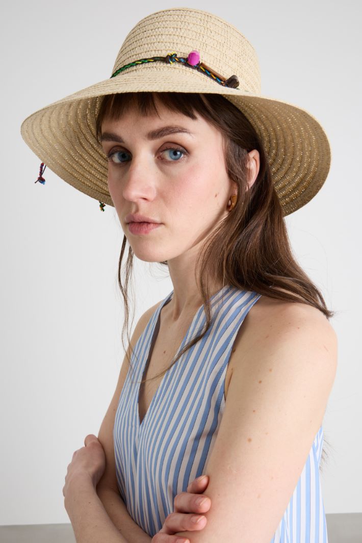 Cappello con nastro pompom Intrend