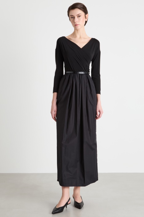 Abito lungo con scollo a V incrociato