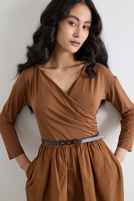 Abito lungo con scollo a V incrociato